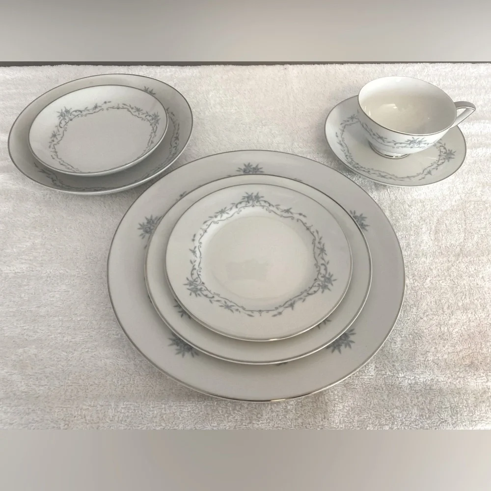 Mikasa Chadsworth White Bone China Seven Piece Place Setting